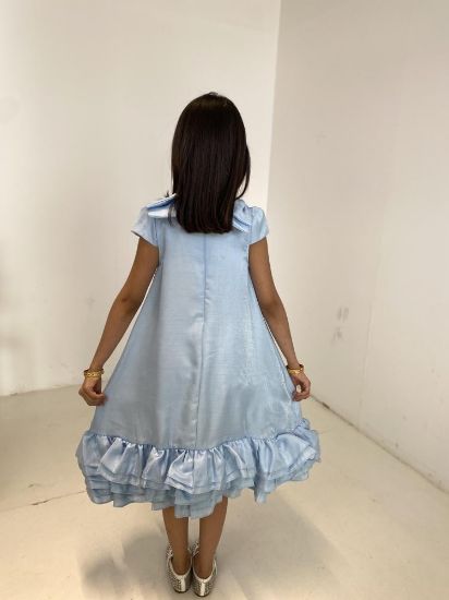 صورة فستان سماوي بفينكات جانبيه على الاكتاف أنبقة